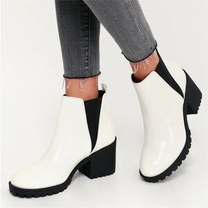 Dirty laundry snake skin pull on  White/blk Ankle heeled Boots size 61/2